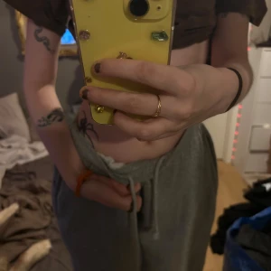 Grå Mjukisbyxor - skulle passa någon under 160cm skulle jag säga 