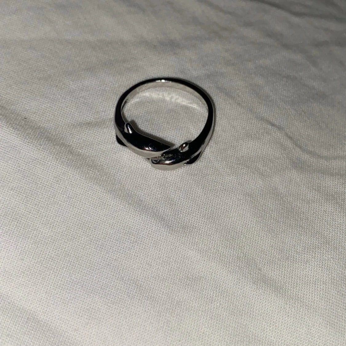 Silverfärgad ring med delfindesign - 1