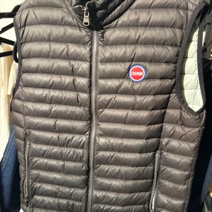 Svart dunväst från Colmar - Köpt för 2400 från Zalando. Storlek 50 motsvarar S/M. Hyfsat använda men ändå i bra skick, skriv för fler bilder