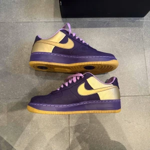 Nike Air Force 1 SPRM 07 - Snygga Nike Air Force sneakers i en cool kombination av lila och guld lanserades 2007, tillverkas inte längre. Oanvända.