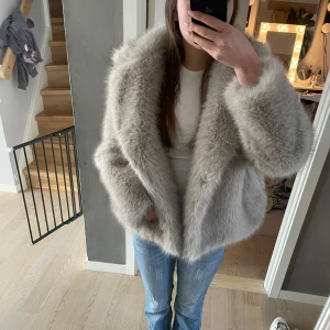 Grå/beige pälsjacka - Pälsjacka från Zara, helt slutsåld. Aldrig använd prislapp kvar🥰