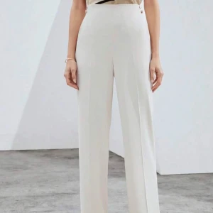 Beige kostymbyxor  - Använda 1 gång