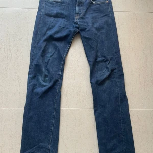 Blå Levis 501 jeans - Klassiska blå Levis 501 jeans med rak passform. 