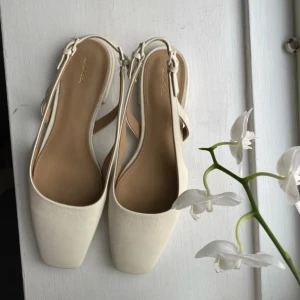 Ballerinaskor &otherstories - Superfina ballerinas, endast testade några timmar, därav i nyskick!💕 prislapp och förpackning finns kvar🌟 passar storlek 41! Skulle säga att de är vita/ krämfärgade! Nypris 990kr❤️