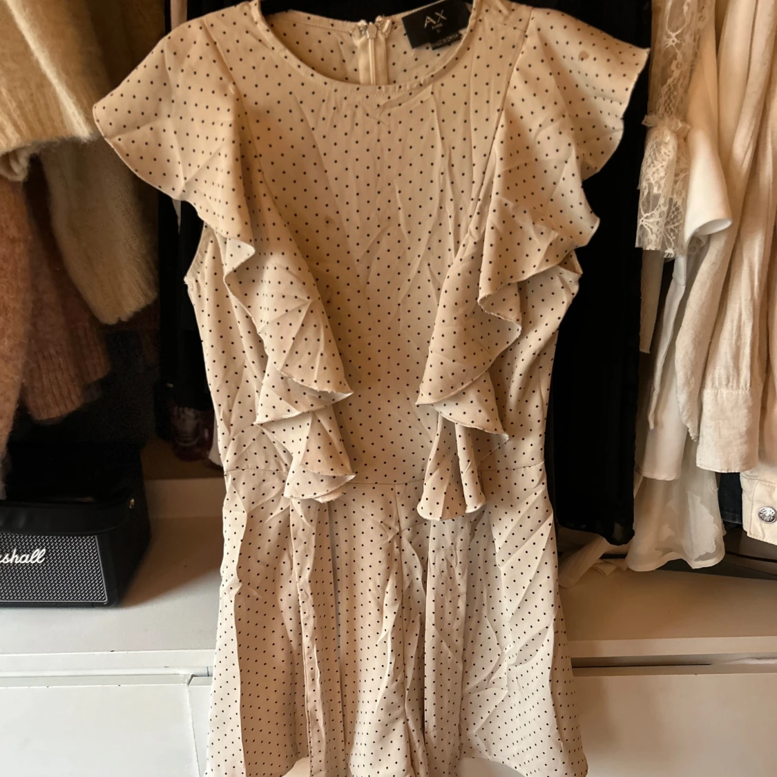 Beige prickig klänning från AX Paris