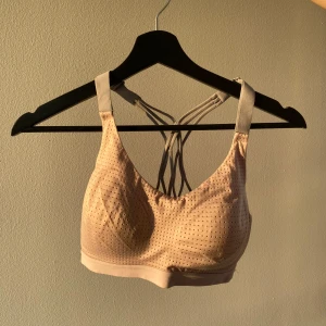  sport-bh med korsade band - Säljer en sport-bh med snygga korsade band i ryggen från Victoria Secret/Victoria Sport. Perfekt för träning eller en aktiv vardag.