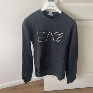Armani tröja - Säljer en EA7 tröja i fint skick. Storlek S. Hör av dig vid minsta lilla fundering!