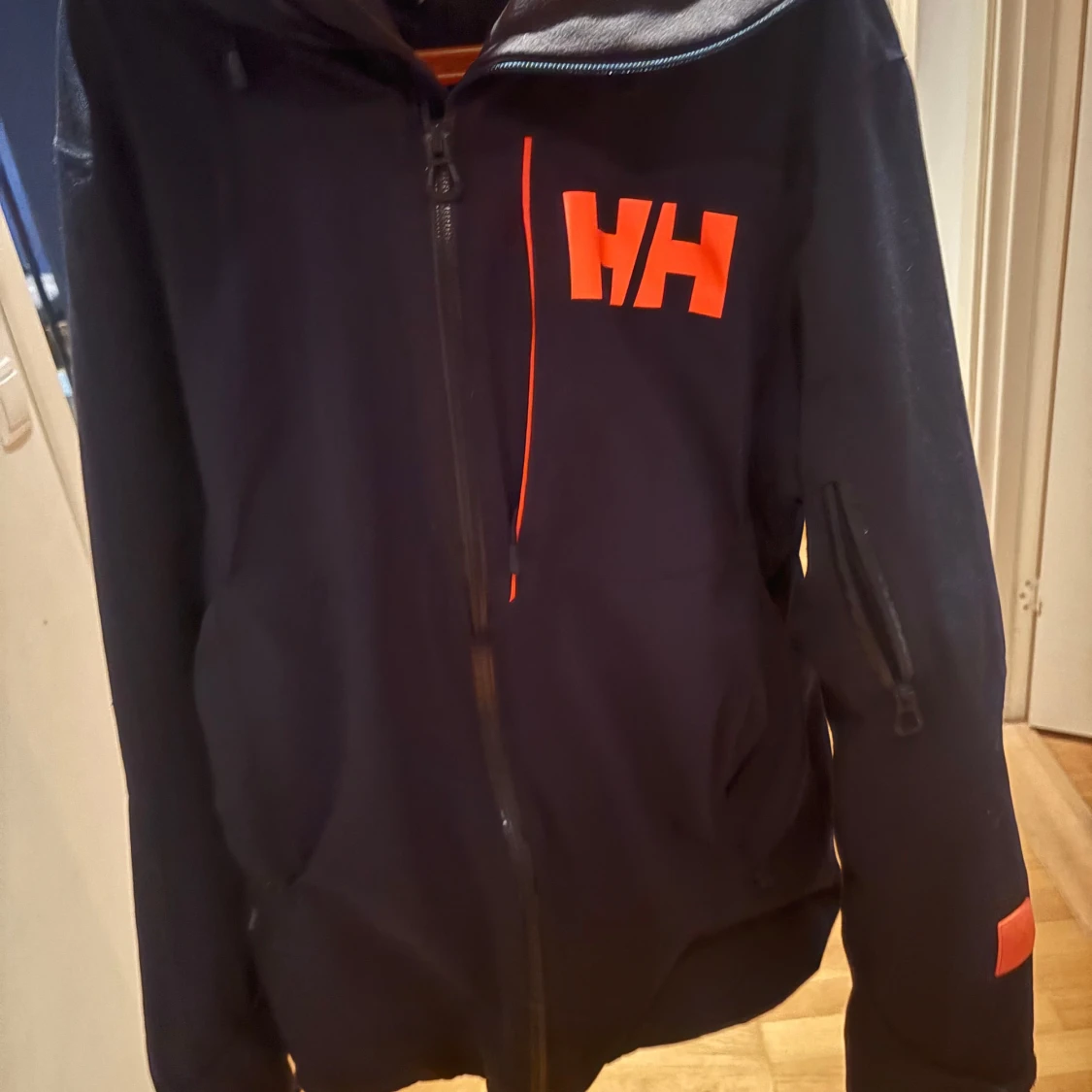 Marinblå allvädersjacka från helly hansen