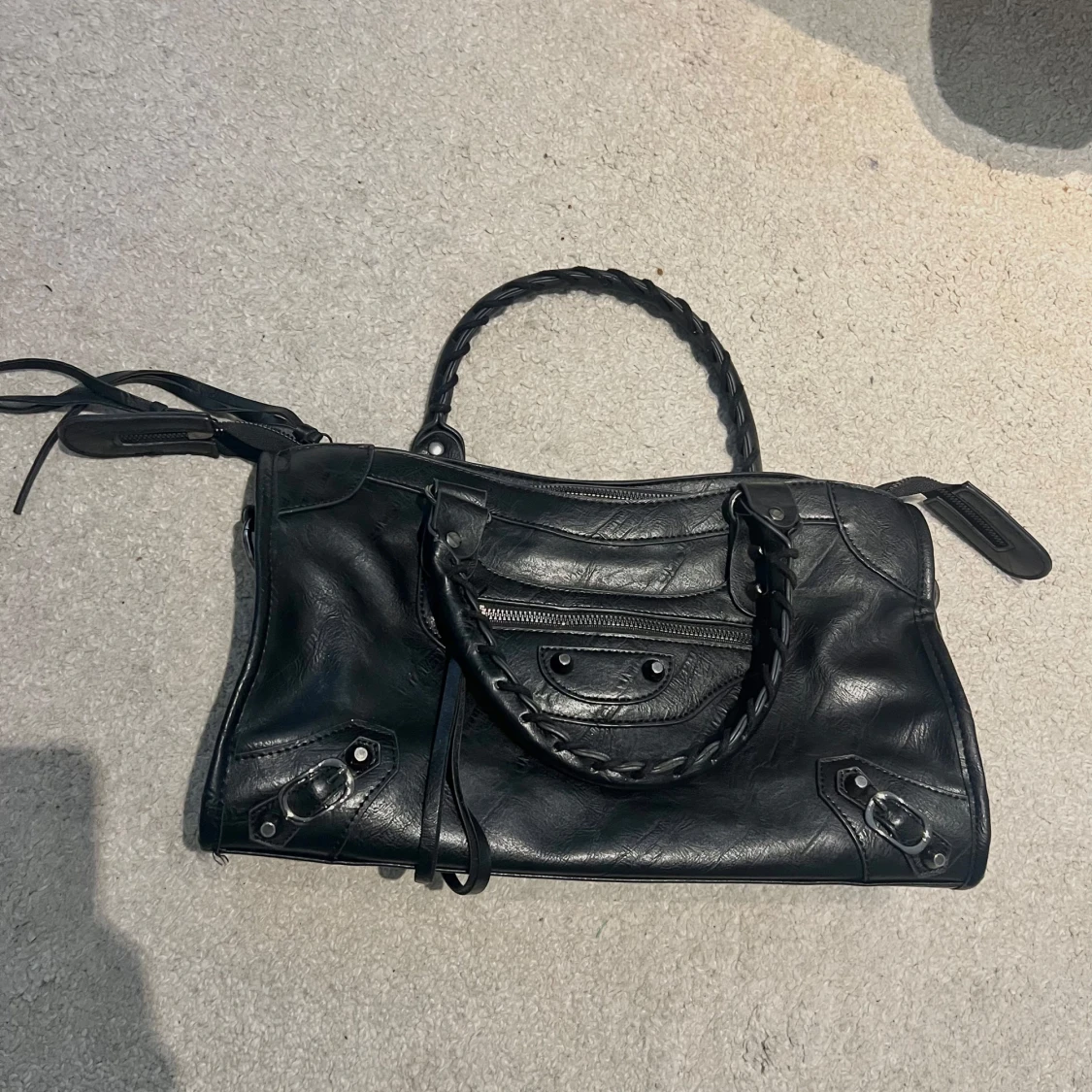 Svart väska med nitar