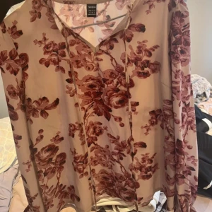 Blommig blus🩷 - Fin blus med fina detaljer! Använd fåtal gånger! Från Shein, därav priset🩷