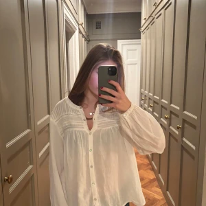 Snygg Blus från Brownie - Jätte snygg vit blus från brownie, jätte skön och bra skick. Perfekt för sommaren 