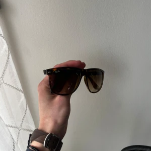 Rayban Boyfriend - Våren är på g, säkra dina glajjor! Rayband Boyfriend i okej skick, tyvärr tappat bort box. Vid frågor eller funderingar är det bara att skriva!