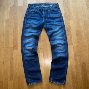 Blå jeans från Lee - Feta jeans med tvätt från LEE | Bra skick inga defekter | Nypris 999 kr | Hör av er vid minsta fundering🤗