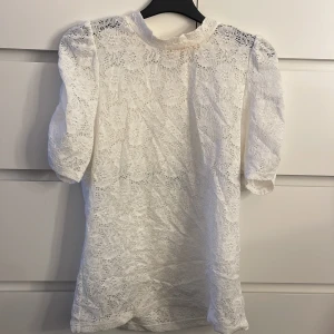 Vit spetsblus - Vit jätte fin spetsblus! Från kappahl, köptes för inte så länge sen men kommer inte till användning, det är lite smink längst up men TVÄTTAR den innan den skickas! 