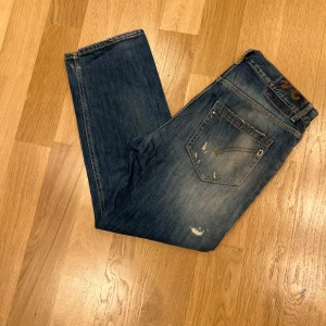 Dondup - Feta Dondup jeans med skön slim fit. Skriv för mer bilder. Pris kan diskuteras. 
