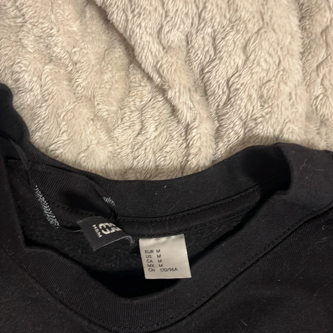 Svart sweatshirt med grön fjärilsdesign - 2