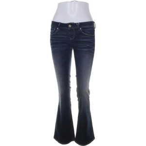 Mörkblå bootcut jeans från G-Star RAW - Snygga mörkblå bootcut jeans från G-Star RAW med låg midja och klassisk femficksdesign. Jeansen har en lätt tvättad look och stängs med dragkedja och knapp. Perfekta för en avslappnad stil. Dom är i storlek 27/32💗