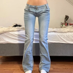 Jeans  - Midjemått: 37cm, innerbenslängd: 79cm 💖