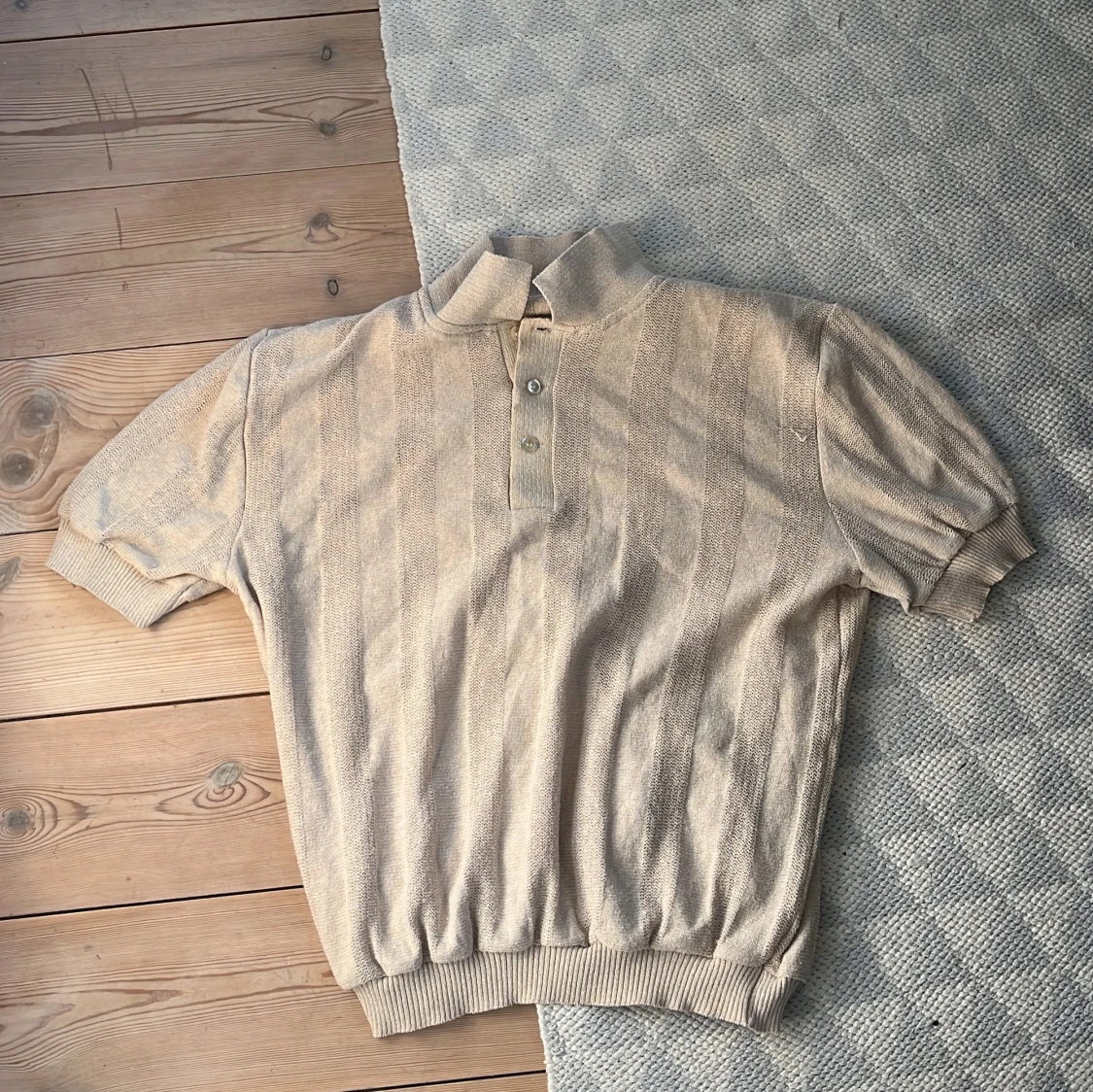 Beige pikétröja från Družena - 1