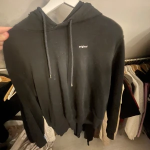 Svart hoodie med text - Säljer en svart hoodie med texten 'original' på bröstet. Från hm 