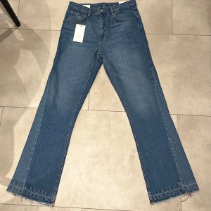 Zara jeans flared fit - Helt oanvända (fick hem idag). Perfekt passform men inte min storlek🥲