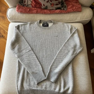 Grå stickad tröja från Hollister - Säljer en stilren grå stickad tröja från Hollister i storlek S. Tröjan har en relaxed fit och är perfekt för kyligare dagar. Den har långa ärmar och ribbade muddar vid ärmslut och nederkant. Passar bra till både jeans och chinos.