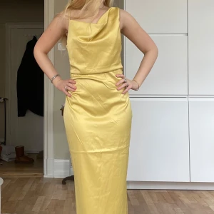 Adoore klänning - Helt ny klänning från Adoore i storlek 38. Prislapp kvar. Kan skicka fler bilder om så önskas. 