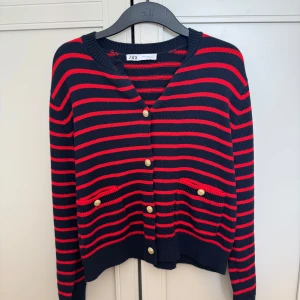 Randig kofta från Zara - Snygg randig kofta från Zara i marinblått och rött. Den har guldknappar framtill och två fickor. Perfekt för en stilren look. ❣️