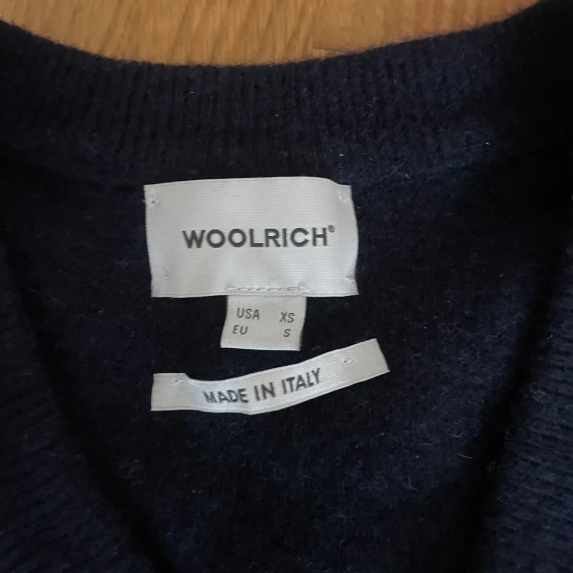 Mörkblå v-ringad tröja från Woolrich - 2