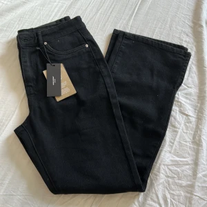 Vero Moda jeans - Jag säljer ett par bootcut jeans från vero moda men en slits med mid waist midja. Helt nya med prislappen kvar (nypris 399kr)💕 storlek: W31 L: 30 motsvarar M 