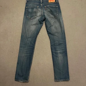 Levis 511 jeans - Snygga Levis 511 jeans i en klassisk blå färg. De har en straight passform och är tillverkade i slitstarkt denim. Perfekta för en stilren look. Lite använda så man slipper den första stela känslan med jeans 