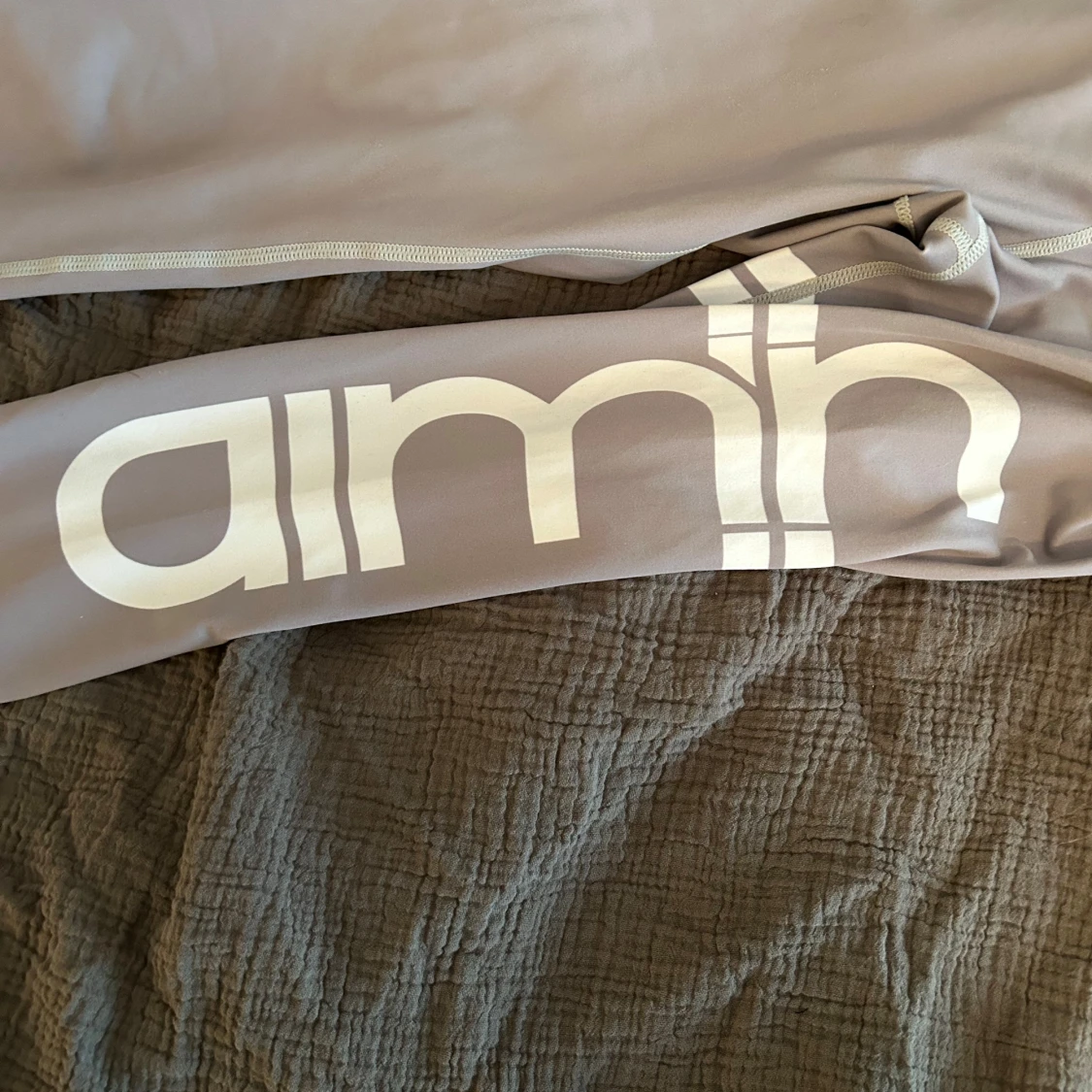 Grå leggings med vit text - 3