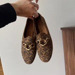 Leopardmönstrade loafers - Otroligt snygga skor från Agnes Cecilia i mocka liknande material men använts allt för lite, max 5 gånger. Är kanske något små i storleken, jag har vanligtvis 38,5 i skor och dessa 39:or passar precis 🫶🏻