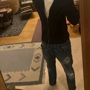 Marin blå full zip från Paul & Friends - Säljer en tvär skön o snygg full zip från Paul and friends. Ny pris 1200,skicket är toppen och samma med kvaliteten. Den är i ull och varm o go