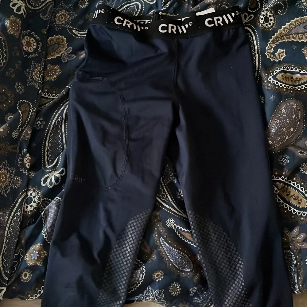 Snygga marinblåa ridbyxor från crw med elastisk midja och diskret grepp på benen. Perfekta för att rida!. Farkut & Housut.