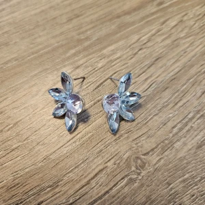 Ljusblå Örhängen Snö of Sweden  - Nya örhängen i ljusblå nyans från Snö of Sweden. Längd 2,7m. Saknar "pluppar"