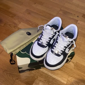 Bapesta svarta och vita - Säljer ett par Bapestas i svart och vitt. Använda ett par gånger/ Bra skick. Box och tygpåse medkommer. Storlek 44. Pris kan diskuteras✅.