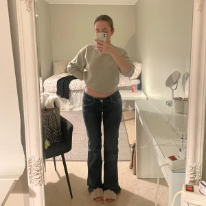 Blå bootcut jeans - Snygga blå bootcut jeans med dekorativa sömmar på bakfickorna. Perfekta för en avslappnad stil. De har en klassisk femficksdesign och en bekväm passform.