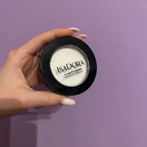 Matt Fixing Blurring Powder från Isadora - Translucent matt puder från Isadora som hjälper till att fixera sminket och ge en suddande effekt. Perfekt för att hålla huden matt och fräsch hela dagen. Vegansk och doftfri formula.