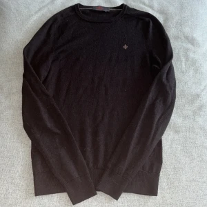 Mörkbrun tröja från Morris - Säljer en stilren mörkbrun tröja från Morris i mjuk merinoull. Tröjan har en liten broderad detalj på bröstet och långa ärmar. Perfekt för en elegant och bekväm look.Nypris 1800kr mitt pris 350kr. Skick 10/10 inga defekter alls. Skriv om frågor eller mer bilder🙌