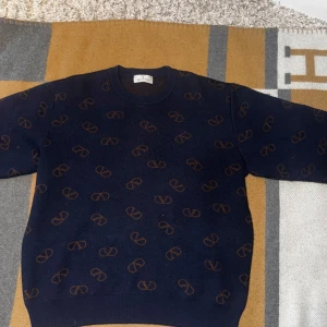 Valentino tröja - Tja säljer nu min valentino tröja då den inte kommer till användning! Storlek M och är true to size! Skriv för mer info!