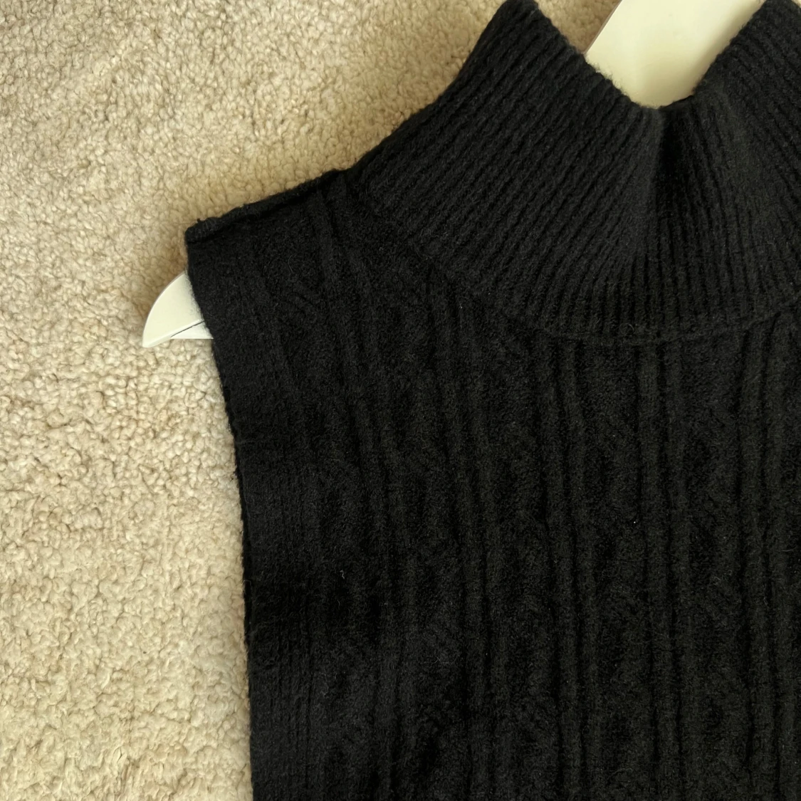 Svart stickad väst med knyt - 3
