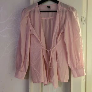 En fin rosa blus från dazy - Super fin blus använt en gång.
