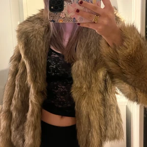 Brun pälsjacka - Superfin pälsjacka från Gina som är slutsåld, endast använd fåtal gånger så är i princip i nyskick utan defekter!😊💕nypris 999 kr (fler bilder finns vid intresse)