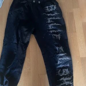 billie eilish byxor - säljer billie eilish byxor från kollektion i typ 2019. köpte här på plick för 1,5 år sen men de används inte längre. några få paljetter har lossnat men inget man lägger märket till. pris kan alltid diskuteras. det står ingen storlek men jag är ca 168 och de passar mig bra i längden!!