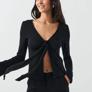 svart knyt tröja - Säljer min svarta knyt tröja från gina tricot i storlek xs. Använder knappt längre och har inga som helst defekter 🩷