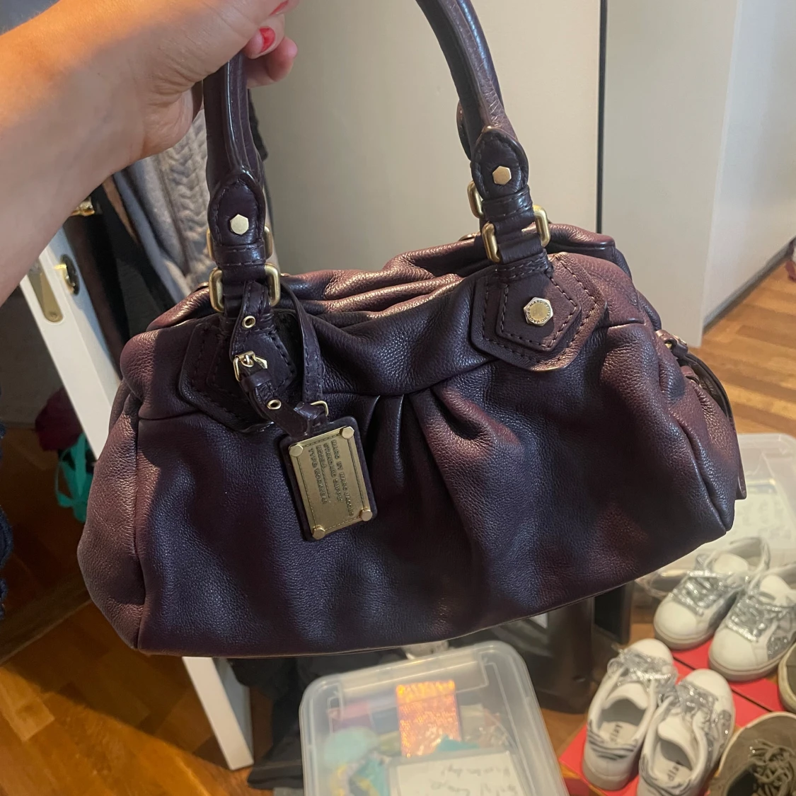 Marc Jacobs Mörklila handväska med gulddetaljer