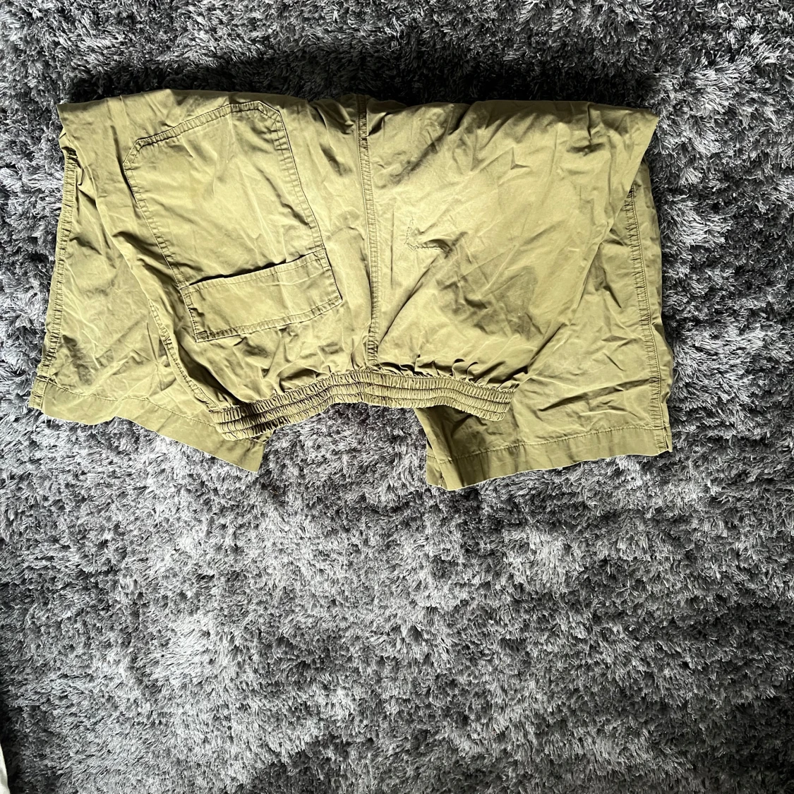 Olivgröna shorts med elastisk midja - 1