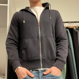 Blå huvtröja med dragkedja - Säljer en stilren blå hoodie med dragkedja. Perfekt för en avslappnad look. Storlek XS. Hör av dig vid nån fråga🌟