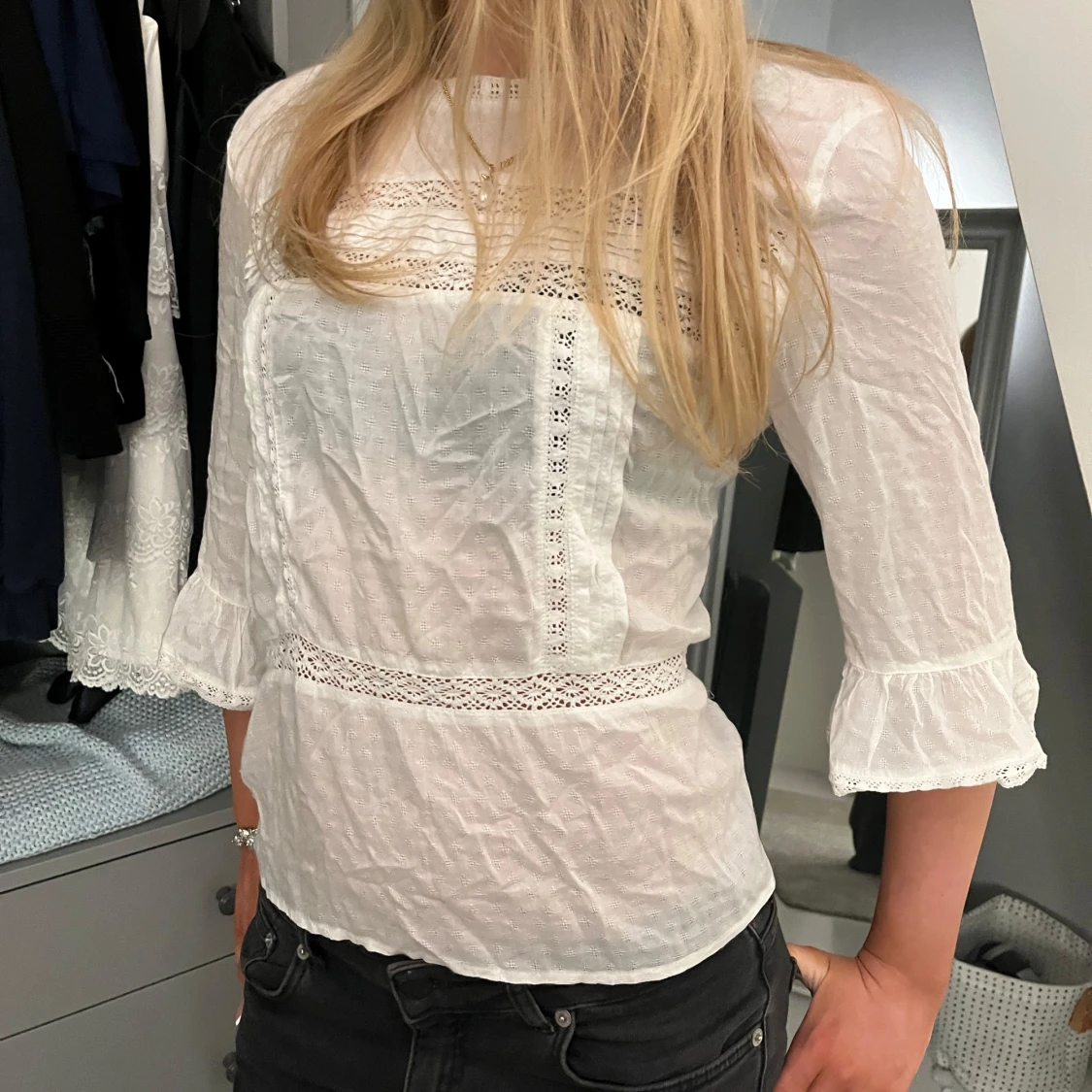 Vit blus med spetsdetaljer